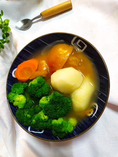五蔬湯(洋蔥、紅蘿蔔、番茄、馬鈴薯、花椰菜) 的食譜成品照片
