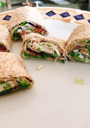 Φωτογραφία της συνταγής Tortilla wraps- τυρί κρέμα, μαρούλι, χοιρομέρι, χαλούμι