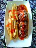 Keftas hamburguesadas con queso y salsa de carne picada y tomate