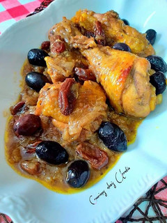 Una foto de Pollo de corral en salsa de cebollas moradas y pasas gigantes