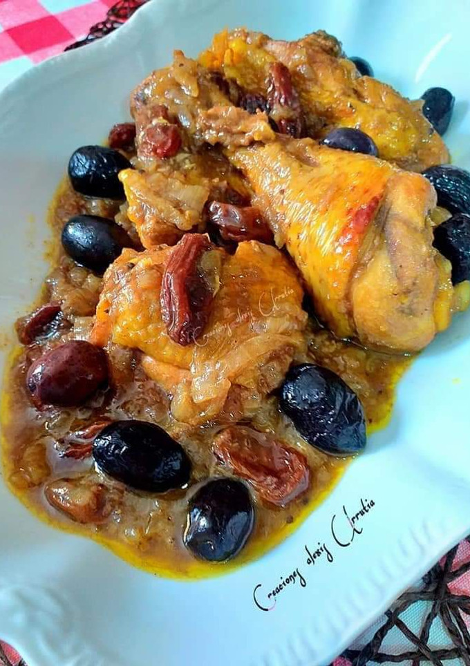 Una foto de Pollo de corral en salsa de cebollas moradas y pasas gigantes