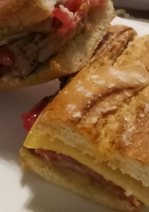 Una foto de Entre-pa Solomillo de Porc Formatge Gouda semi amb guacamole y tomatiga