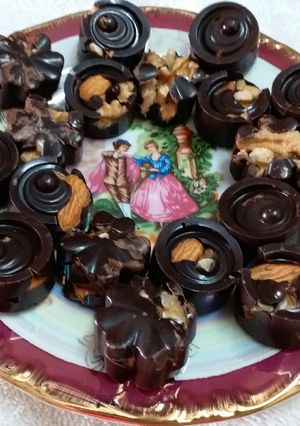A picture of Nuts and Raisins Dark Chocolate.