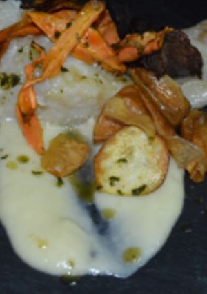 Una foto de Bacalao confitado sobre vichyssoise con crujientes de verduras
