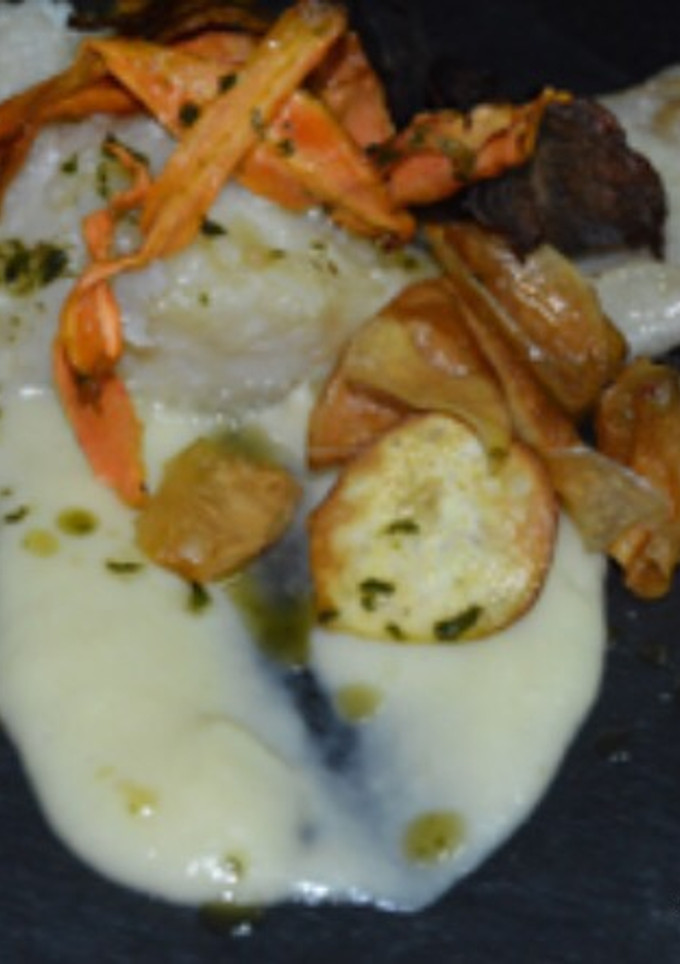Una foto de Bacalao confitado sobre vichyssoise con crujientes de verduras