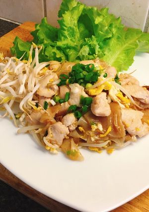 รูปของ ก๋วยเตี๋ยวคั่วไก่ By ครัวแม่ศรีเหลี่ยม