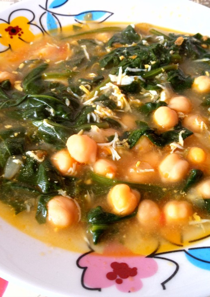 Una foto de Potaje de garbanzos con espinacas rápido