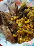 Costillas guisadas a fuego lento, con brócoli y maíz