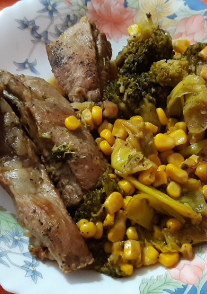 Una foto de Costillas guisadas a fuego lento, con brócoli y maíz