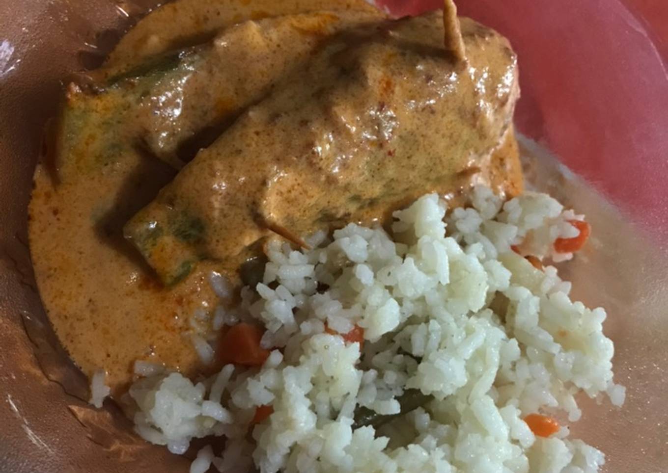 Calabacita rellena con queso, jamón y tocino, bañada en crema de chipotle