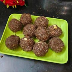 A picture of Ragi flour ladoo.