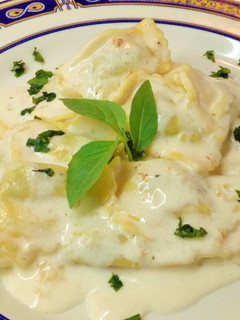 Foto principal de Medias lunas de espinacas y ricotta con crema de queso manchego