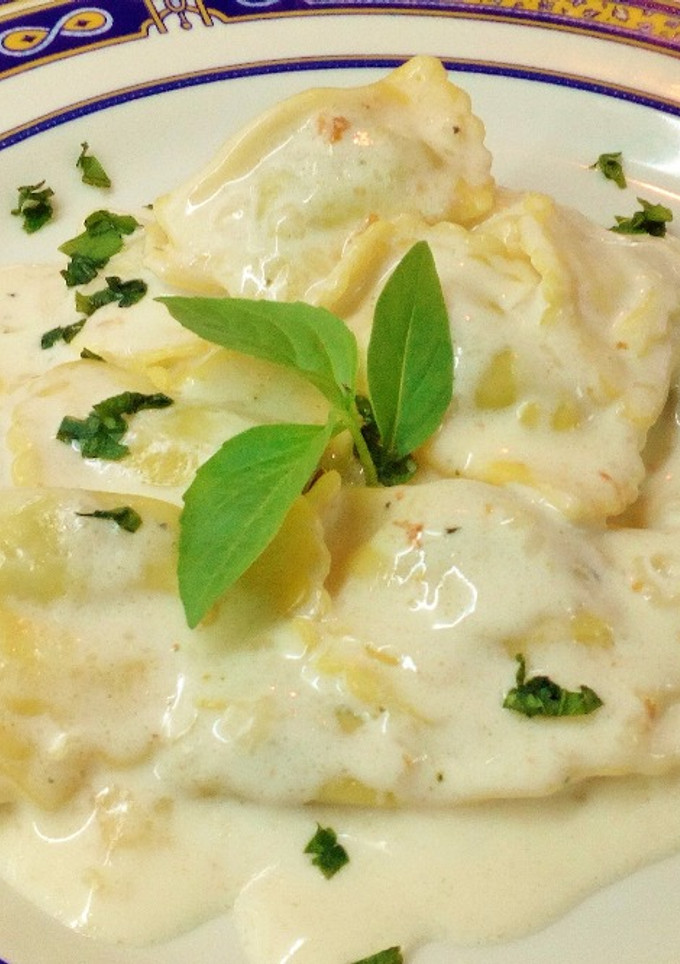 Una foto de Medias lunas de espinacas y ricotta con crema de queso manchego