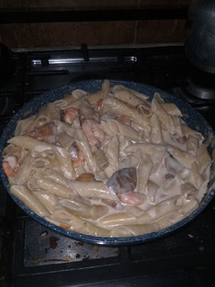Una foto de Pasta con camarones y champiñones
