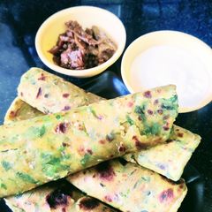 A picture of Methi gur til thepla with gobhi shaljam gajar achar and dahi.
