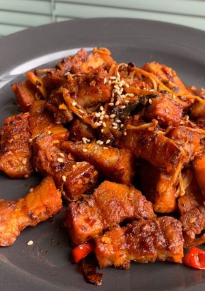 รูปของ หมูกรอบผัดน้ำมันพริก