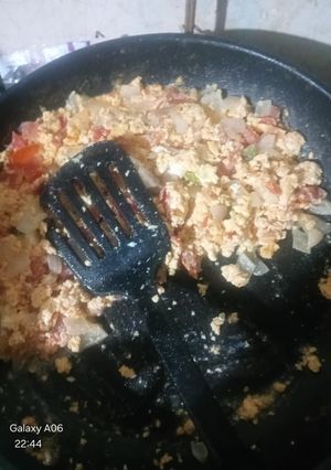 Una foto de Huevo a la Mexicana 🇲🇽🥚🍅