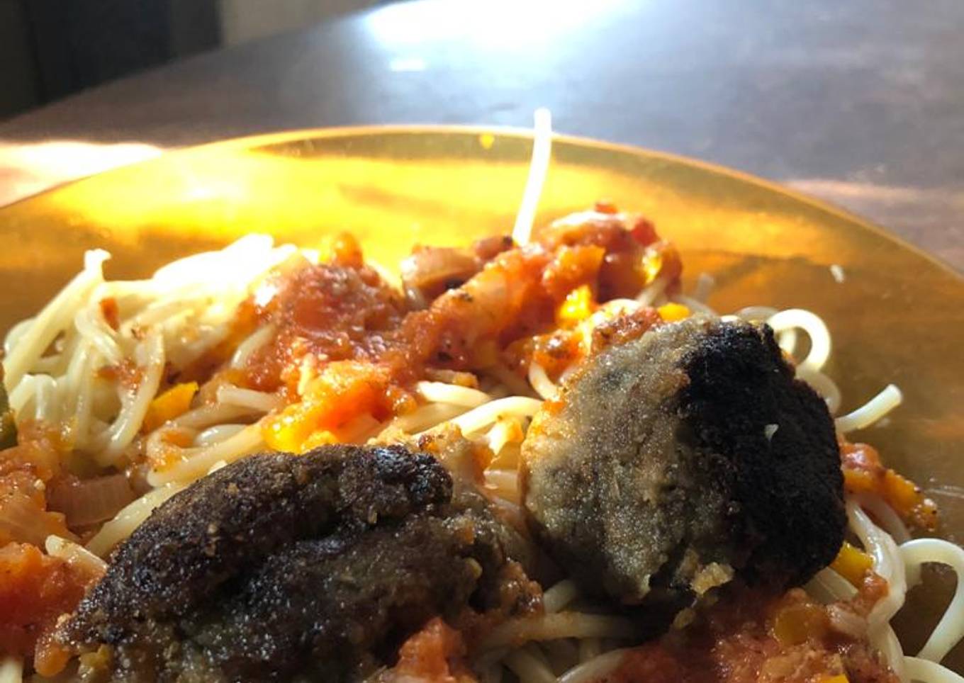 Albóndigas de berenjena rellenas de queso en salsa