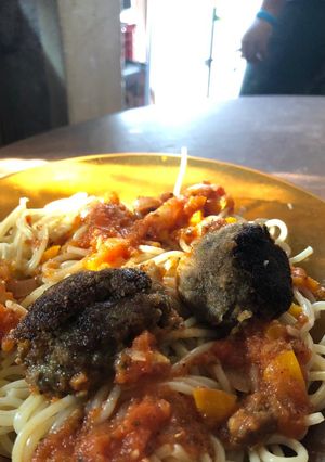 Una foto de Albóndigas de berenjena rellenas de queso en salsa