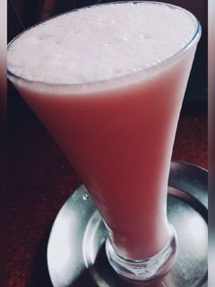 रूह अफजा लस्सी(Rooh Afza Lassi recipe in hindI) रेसिपी मुख्य फोटो