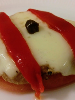 Una foto de Pincho de solomillo, tomate y queso viejo