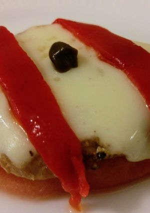 Una foto de Pincho de solomillo, tomate y queso viejo