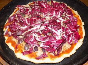 Una foto de Pizza Veneciana de radichio y atún