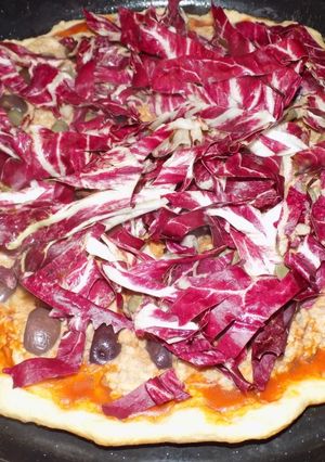 Una foto de Pizza Veneciana de radichio y atún