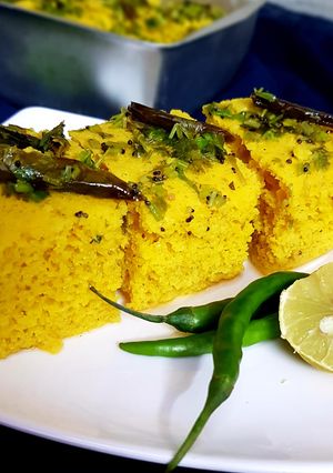 गुजराती ढोकला (Gujarati Dhokla recipe in hindi) रेसिपी मुख्य फोटो