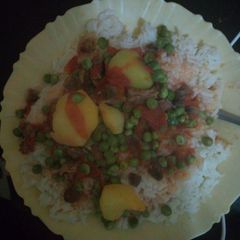 A picture of Rice served with livers and peas stew#authormarathon#.