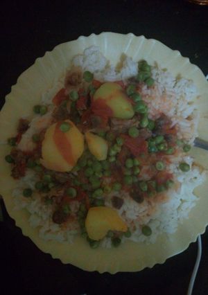 A picture of Rice served with livers and peas stew#authormarathon#.
