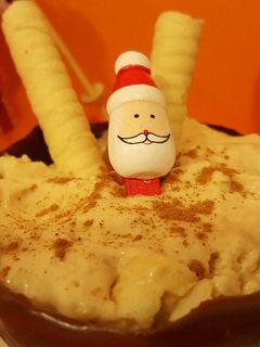 Una foto de Mousse de turrón en tarrinas de chocolate