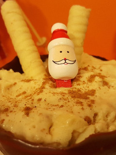 Una foto de Mousse de turrón en tarrinas de chocolate