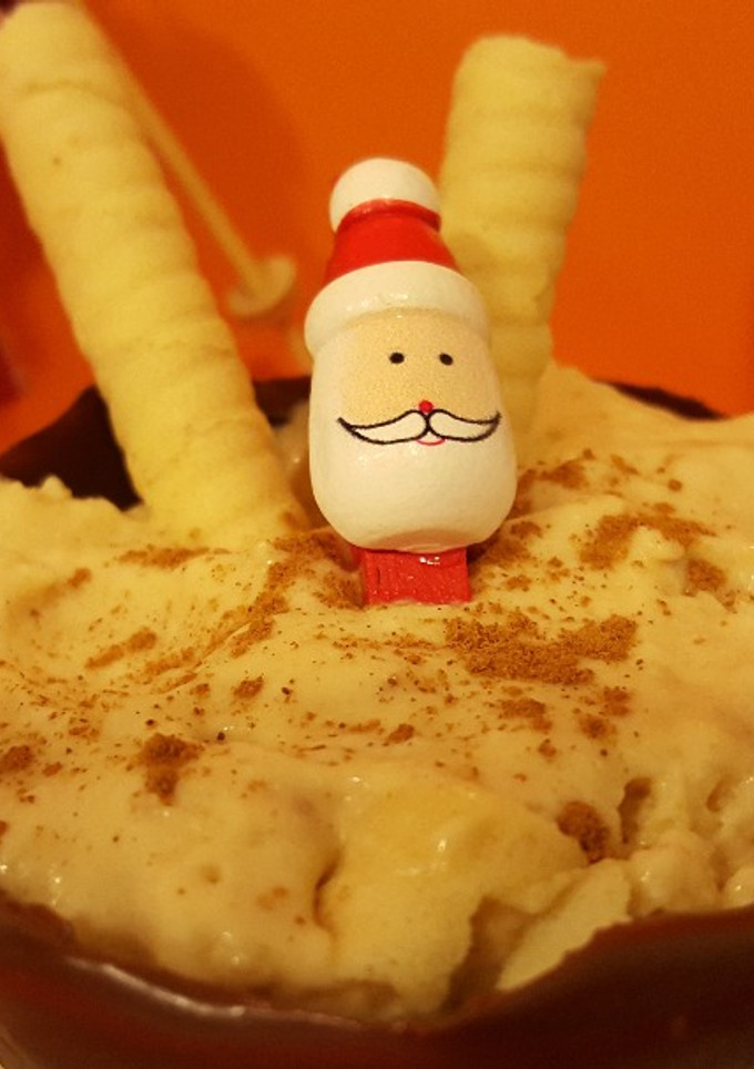 Una foto de Mousse de turrón en tarrinas de chocolate