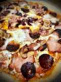 Pizza de ibéricos con higos frescos