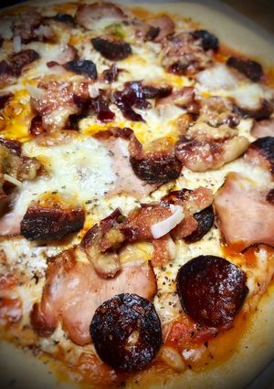 Una foto de Pizza de ibéricos con higos frescos