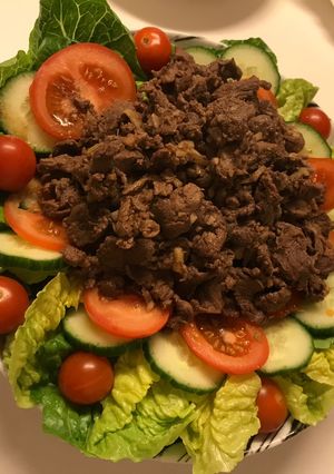 Hình của món Bò xào và salad mix.