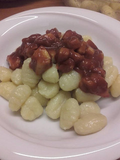 Una foto de Ñoquis con salsa de setas y pulpo