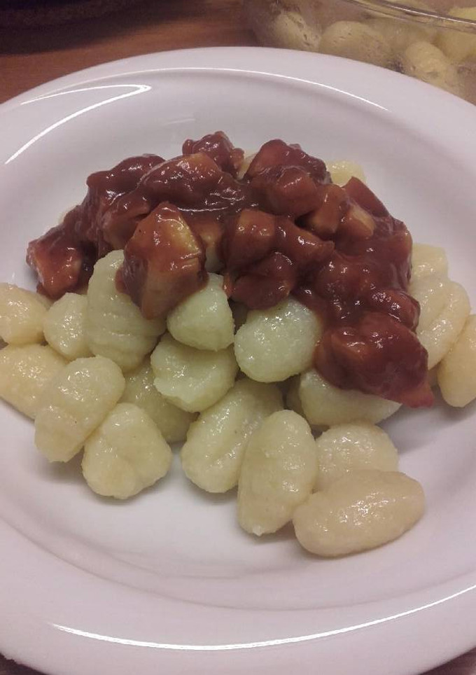 Una foto de Ñoquis con salsa de setas y pulpo