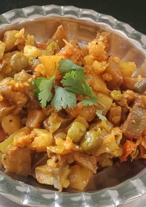 મિક્સ શાક (Mix Shak Recipe In Gujarati) રેસીપી મુખ્ય ફોટો
