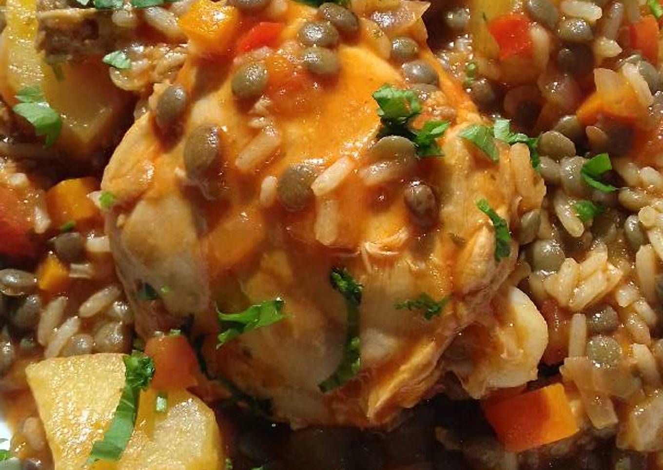 Guiso de arroz, lentejas y pollo