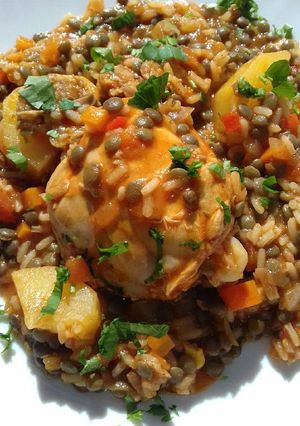 Una foto de Guiso de arroz, lentejas y pollo