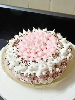 વેનીલા રોઝ કેક(Vanilla rose cake in gujarati) રેસીપી મુખ્ય ફોટો