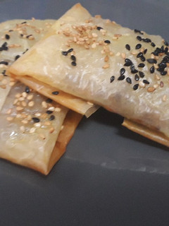Una foto de Pastelitos de masa filo con relleno de atún