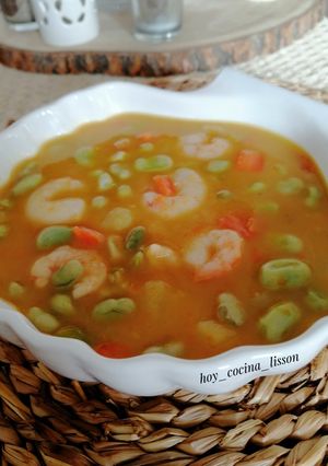 Una foto de Sopa de habas con verduras y gambas