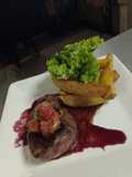 Bistec al Malbec con papas cuñas