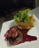 Bistec al Malbec con papas cuñas