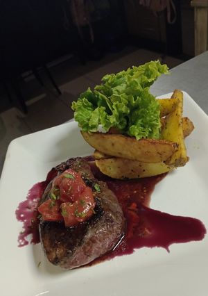 Una foto de Bistec al Malbec con papas cuñas