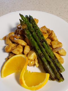 Una foto de Pollo en salsa de naranja con espárragos