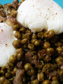 Una foto de Guisantes con huevos poché
